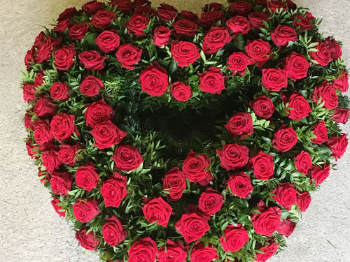 Trauerbinderei Blumen Herzform - rote Rosen (Nr. 2)