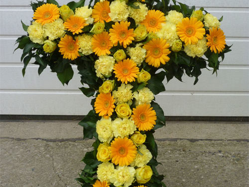 Trauerbinderei Blumengesteck Kreuzform - gelb (Nr. 23)