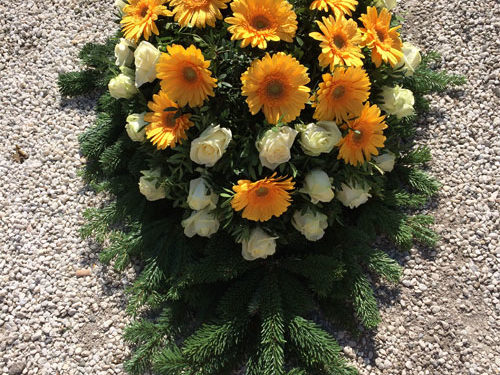 Trauerbinderei Blumengesteck mit Reisig - dottergelb (Nr. 16)