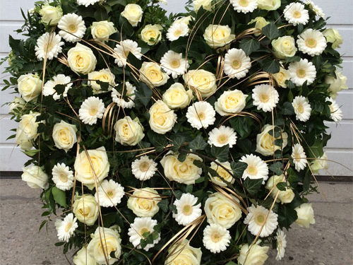 Trauerbinderei Blumengesteck Herzform - hellgelb (Nr. 21)