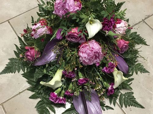 Trauerbinderei Blumengesteck - lila (Nr. 31)