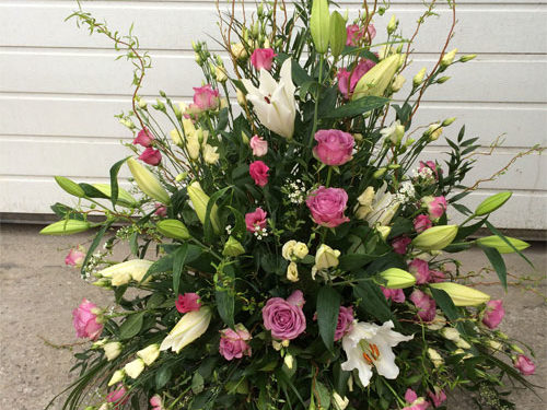 Trauerbinderei Blumengesteck - lila-bunt (Nr. 26)