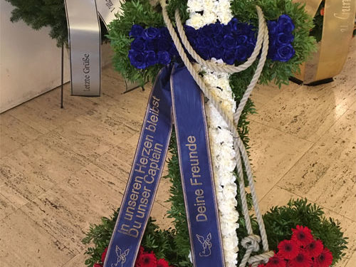 Trauerbinderei Blumengesteck maritime Ankerform - blau-rot-weiß (Nr. 24)