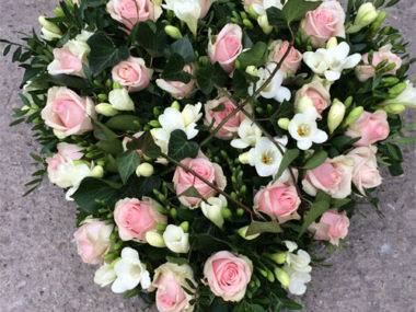 Trauerbinderei Blumengesteck - rosa-weiß (Nr. 20)