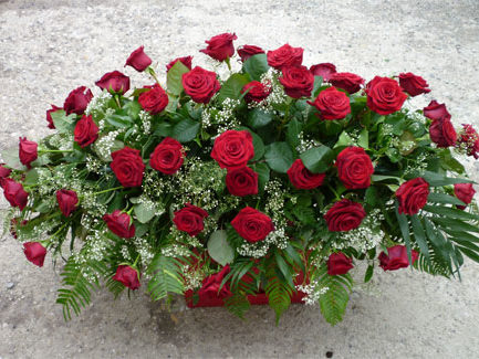 Trauerbinderei Blumengesteck - rote-Rosen (Nr. 28)