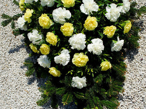 Trauerbinderei Blumengesteck mit Tannenreisig - weiß-gelb (Nr. 18)