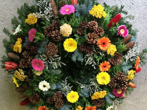 Trauerbinderei Blumenkranz mit Tannenreisig rund - bunt (Nr. 15)