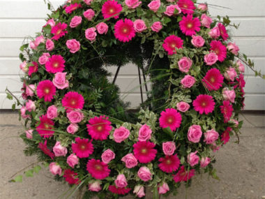 Trauerbinderei Blumenkranz rund - rosa (Nr. 10)