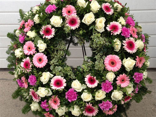 Trauerbinderei Blumenkranz rund - rosa-weiß (Nr. 9)