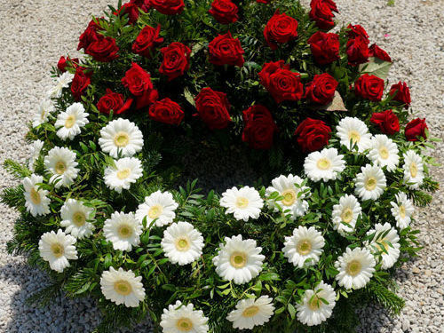 Trauerbinderei Blumenkranz rund - rot-weiß (Nr. 6)