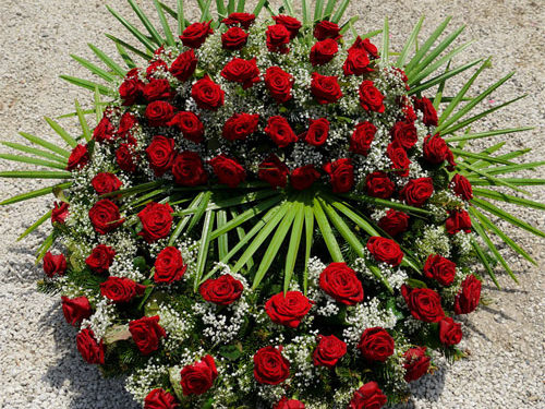 Trauerbinderei Blumenkranz rund - rote Rosen (Nr. 1)