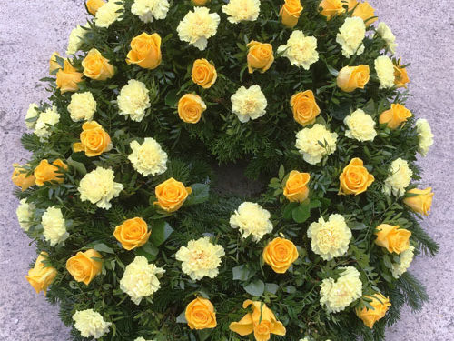 Trauerbinderei Blumenkranz rund - weiss-dottergelb (Nr. 5)