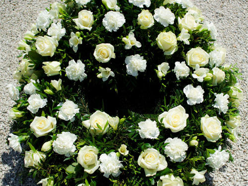 Trauerbinderei Blumenkranz rund - weiss-hellgelb (Nr. 4)