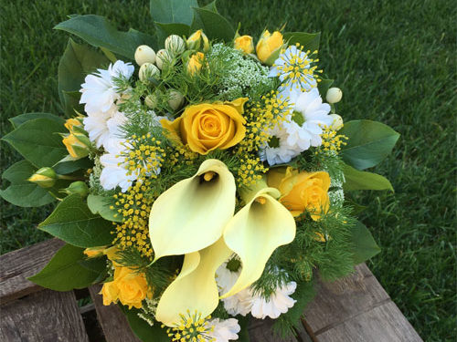 Floristik Gesteck gelb weiß