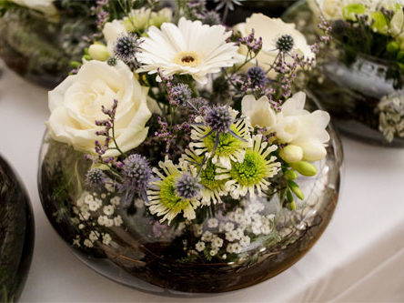 Floristik Blumengesteck in Glasschale - weiß (Nr. 1)